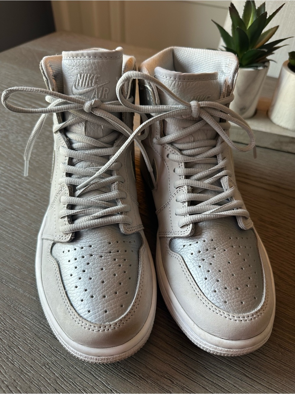Nike Air Jordon 1  Retro  Sneakers in Light Gray and Silver Mens Size 8 Mint